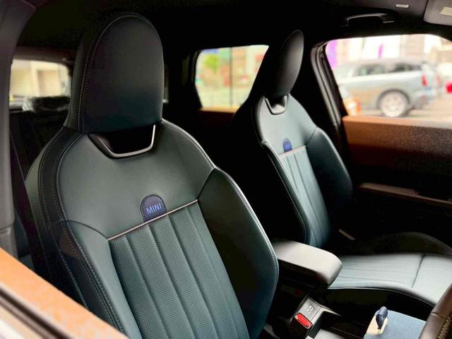 ＭＩＮＩ カントリーマンＤ　フェイバリット・トリム　Ｄ　ＤＣＴ　ディーゼルターボ　新車保証継承／フェイバードトリム／Ｍ－ＰＫＧ／１９ＡＷ　ハーマンカードン製スピーカー　ドライブレコーダー内臓　（レジェンドグレー）（6枚目）