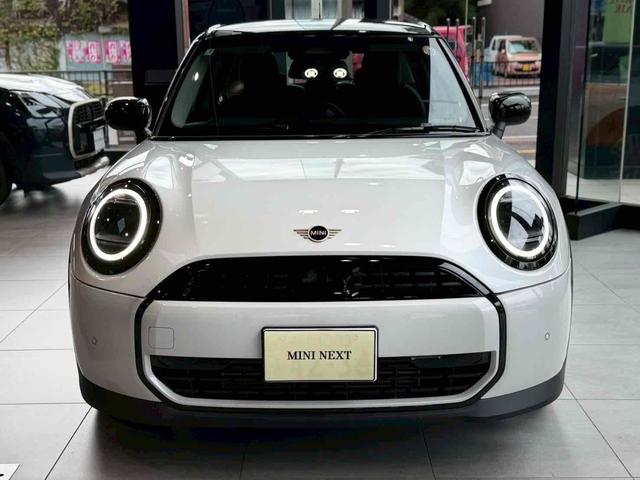 ＭＩＮＩ クーパーＣ　クラシック・トリム　クーパーＣ　５ドア　ＤＣＴ　ＣＬＡＳＳＩＣＴＲＩＭ　１７インチホイール　シートヒーター　純正ナビ　アップルカープレイ　アンドロイドオート　　（ナノクホワイト）（3枚目）