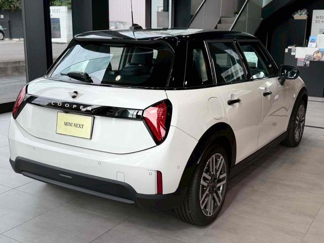 ＭＩＮＩ クーパーＣ　クラシック・トリム　クーパーＣ　５ドア　ＤＣＴ　ＣＬＡＳＳＩＣＴＲＩＭ　１７インチホイール　シートヒーター　純正ナビ　アップルカープレイ　アンドロイドオート　　（ナノクホワイト）（4枚目）