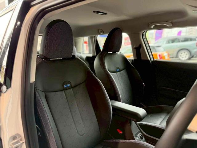 ＭＩＮＩ クーパーＣ　クラシック・トリム　クーパーＣ　５ドア　ＤＣＴ　ＣＬＡＳＳＩＣＴＲＩＭ　１７インチホイール　シートヒーター　純正ナビ　アップルカープレイ　アンドロイドオート　　（ナノクホワイト）（10枚目）