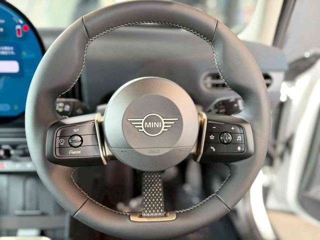 ＭＩＮＩ クーパーＣ　クラシック・トリム　クーパーＣ　５ドア　ＤＣＴ　ＣＬＡＳＳＩＣＴＲＩＭ　１７インチホイール　シートヒーター　純正ナビ　アップルカープレイ　アンドロイドオート　　（ナノクホワイト）（13枚目）