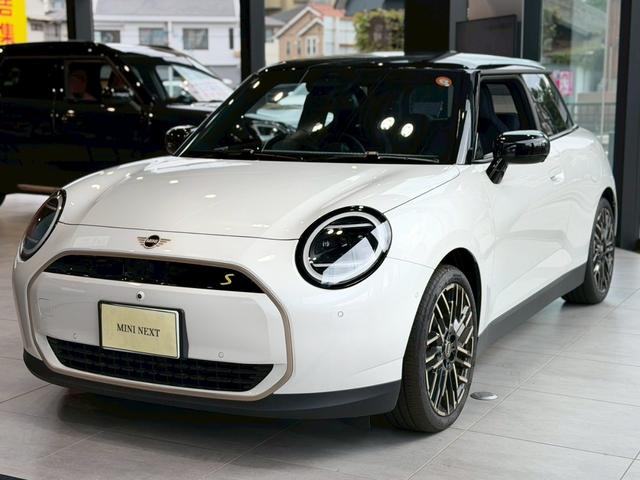 ＭＩＮＩ クーパーＳＥ　フェイバリット・トリム　純正ナビ・アクティブクルーズコントロール搭載・シートヒーター・ステアリングヒーター（2枚目）