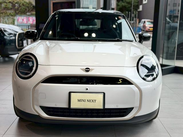 ＭＩＮＩ クーパーＳＥ　フェイバリット・トリム　純正ナビ・アクティブクルーズコントロール搭載・シートヒーター・ステアリングヒーター（3枚目）