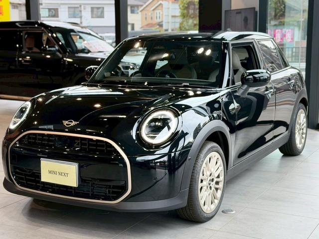 ＭＩＮＩ クーパーＣ　フェイバリット・トリム　純正ナビ・アクティブクルーズコントロール搭載・シートヒーター・ステアリングヒーター（2枚目）