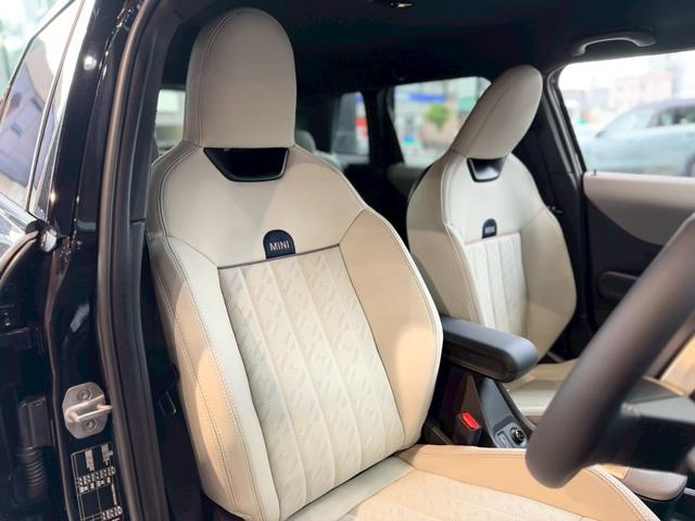 ＭＩＮＩ クーパーＣ　フェイバリット・トリム　純正ナビ・アクティブクルーズコントロール搭載・シートヒーター・ステアリングヒーター（8枚目）
