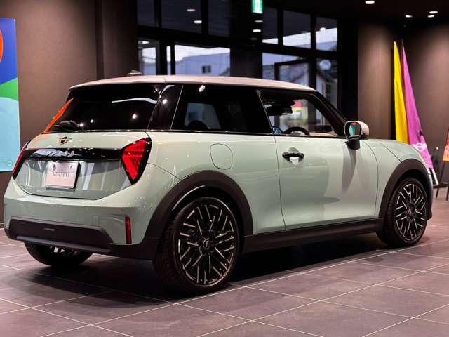 ＭＩＮＩ クーパーＣ　フェイバリット・トリム　３ドア　Ｍパッケージ　１８インチアルミ（5枚目）