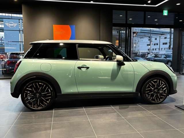 ＭＩＮＩ クーパーＣ　フェイバリット・トリム　３ドア　Ｍパッケージ　１８インチアルミ（7枚目）