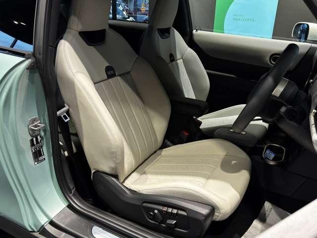 ＭＩＮＩ クーパーＣ　フェイバリット・トリム　３ドア　Ｍパッケージ　１８インチアルミ（9枚目）