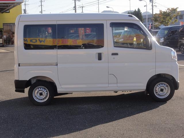 ハイゼットカーゴ ＤＸ　５速マニュアル　スマアシ　アイドリングストップ　オートライト　オートハイビーム　プライバシーガラス　キーレス　ダブルエアバック　ＡＢＳ　パワーウィンドウ（4枚目）