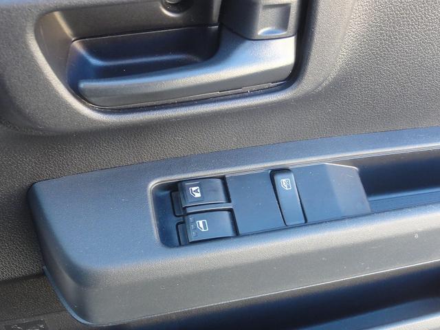 ハイゼットカーゴ ＤＸ　５速マニュアル　スマアシ　アイドリングストップ　オートライト　オートハイビーム　プライバシーガラス　キーレス　ダブルエアバック　ＡＢＳ　パワーウィンドウ（18枚目）