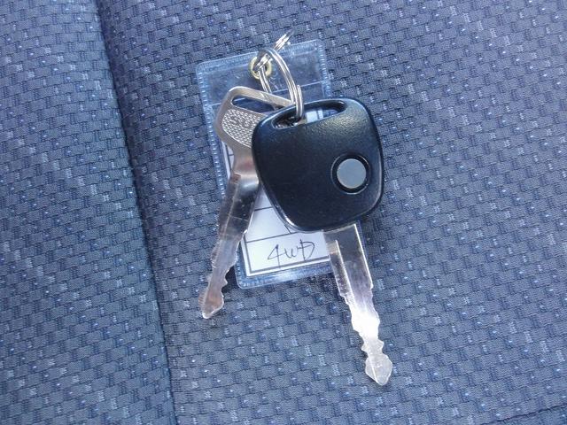 スーパーキャリイ Ｘ　５速マニュアル車　パートタイム４ＷＤ　ＨＩＤライト　１２インチアルミホイール　デフロック　キーレス　ダブルエアバック　ＡＢＳ　パワーウィンドウ（22枚目）