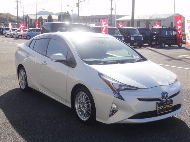プリウス Ａ　トヨタセーフティーセンス　オートＬＥＤ　オートハイビーム　ＨＵＤ　パーキングアシスト　９インチナビ　地デジ　バックカメラ　Ｂ／Ｔ　ＥＴＣ　社外１７インチＡＷ　スマートキー　電格ミラー　サイドエアバック（3枚目）