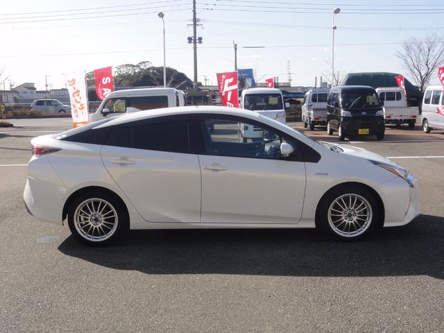 プリウス Ａ　トヨタセーフティーセンス　オートＬＥＤ　オートハイビーム　ＨＵＤ　パーキングアシスト　９インチナビ　地デジ　バックカメラ　Ｂ／Ｔ　ＥＴＣ　社外１７インチＡＷ　スマートキー　電格ミラー　サイドエアバック（4枚目）