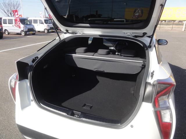 プリウス Ａ　トヨタセーフティーセンス　オートＬＥＤ　オートハイビーム　ＨＵＤ　パーキングアシスト　９インチナビ　地デジ　バックカメラ　Ｂ／Ｔ　ＥＴＣ　社外１７インチＡＷ　スマートキー　電格ミラー　サイドエアバック（13枚目）