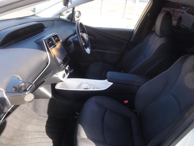 プリウス Ａ　トヨタセーフティーセンス　オートＬＥＤ　オートハイビーム　ＨＵＤ　パーキングアシスト　９インチナビ　地デジ　バックカメラ　Ｂ／Ｔ　ＥＴＣ　社外１７インチＡＷ　スマートキー　電格ミラー　サイドエアバック（15枚目）