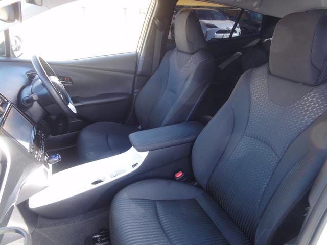 プリウス Ａ　トヨタセーフティーセンス　オートＬＥＤ　オートハイビーム　ＨＵＤ　パーキングアシスト　９インチナビ　地デジ　バックカメラ　Ｂ／Ｔ　ＥＴＣ　社外１７インチＡＷ　スマートキー　電格ミラー　サイドエアバック（16枚目）