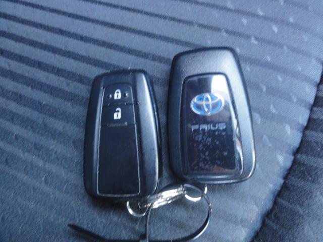 プリウス Ａ　トヨタセーフティーセンス　オートＬＥＤ　オートハイビーム　ＨＵＤ　パーキングアシスト　９インチナビ　地デジ　バックカメラ　Ｂ／Ｔ　ＥＴＣ　社外１７インチＡＷ　スマートキー　電格ミラー　サイドエアバック（28枚目）