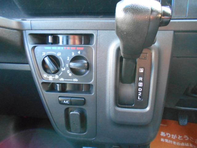 ハイゼットカーゴ デッキバンＧ　ＳＡＩＩＩ　純正ナビ＆フルセグＴＶ＆Ｂｌｕｅｔｏｏｔｈ＆ＤＶＤビデオ＆ＣＤ・スマートアシストＩＩＩ・４ＷＤ・オートマチック・ＬＥＤヘッドライト・ＬＥＤフォグランプ・キーレス・電動格納式ドアミラー（16枚目）