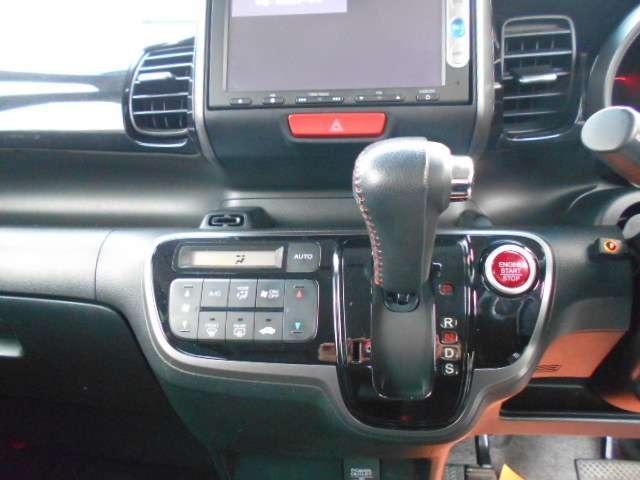 Ｎ－ＢＯＸカスタム ２トーンカラースタイル　Ｇ・ターボＬパッケージ　ブルー＆シルバーツートンカラー・ターボ車・純正ナビ＆テレビ＆ＤＶＤビデオ＆Ｂｌｕｅｔｏｏｔｈ＆ＣＤ＆バックカメラ・両側電動スライドドア・スマートキー・モデューロ１５インチアルミ（16枚目）