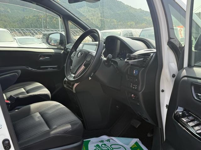 ヴォクシー ハイブリッドＺＳ　煌ＩＩ　セーフティセンス　純正１０型ナビ　両側電動ドア　クルーズコントロール　前席シートヒーター　クリアランスソナー　リアオートエアコン　ＬＥＤヘッドライト　デュアルエアコン　禁煙車（2枚目）