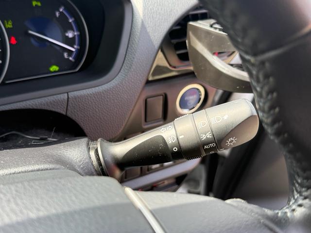 ヴォクシー ハイブリッドＺＳ　煌ＩＩ　セーフティセンス　純正１０型ナビ　両側電動ドア　クルーズコントロール　前席シートヒーター　クリアランスソナー　リアオートエアコン　ＬＥＤヘッドライト　デュアルエアコン　禁煙車（9枚目）