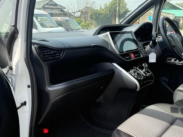 ヴォクシー ハイブリッドＺＳ　煌ＩＩ　セーフティセンス　純正１０型ナビ　両側電動ドア　クルーズコントロール　前席シートヒーター　クリアランスソナー　リアオートエアコン　ＬＥＤヘッドライト　デュアルエアコン　禁煙車（10枚目）