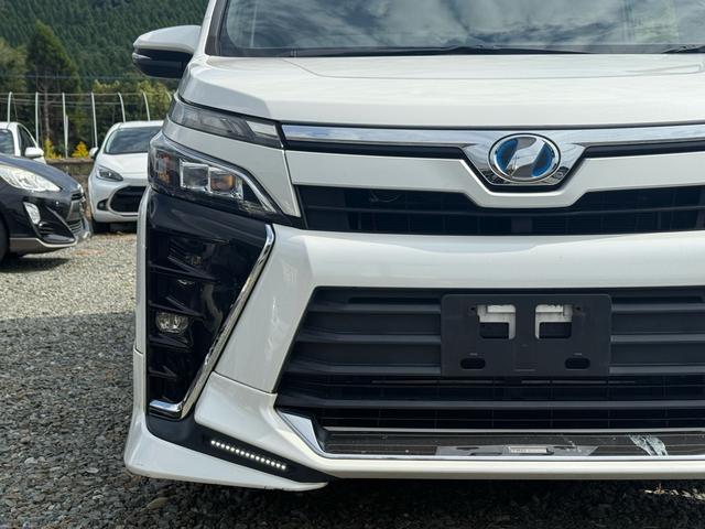 ヴォクシー ハイブリッドＺＳ　セーフティセンスＣ　ＴＲＤエアロ　純正１０インチナビ　後席モニター　フルセグ　バックカメラ　両側パワースライドドア　クルーズコントロール　ＬＥＤオートライト　シートヒーター　スマートキー（3枚目）