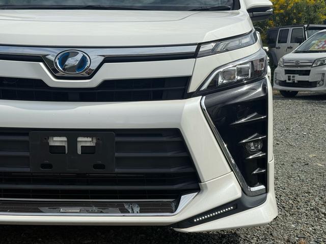 ヴォクシー ハイブリッドＺＳ　セーフティセンスＣ　ＴＲＤエアロ　純正１０インチナビ　後席モニター　フルセグ　バックカメラ　両側パワースライドドア　クルーズコントロール　ＬＥＤオートライト　シートヒーター　スマートキー（4枚目）