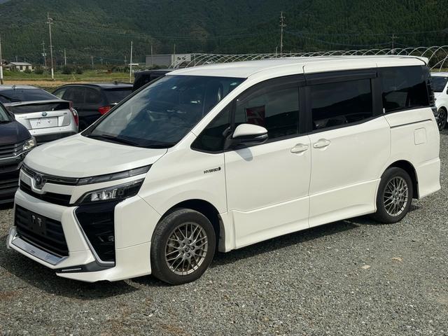 ヴォクシー ハイブリッドＺＳ　セーフティセンスＣ　ＴＲＤエアロ　純正１０インチナビ　後席モニター　フルセグ　バックカメラ　両側パワースライドドア　クルーズコントロール　ＬＥＤオートライト　シートヒーター　スマートキー（5枚目）