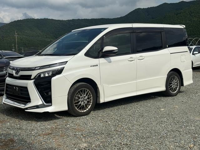ヴォクシー ハイブリッドＺＳ　セーフティセンスＣ　ＴＲＤエアロ　純正１０インチナビ　後席モニター　フルセグ　バックカメラ　両側パワースライドドア　クルーズコントロール　ＬＥＤオートライト　シートヒーター　スマートキー（6枚目）