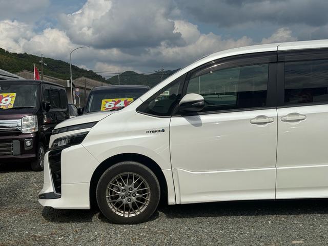 ヴォクシー ハイブリッドＺＳ　セーフティセンスＣ　ＴＲＤエアロ　純正１０インチナビ　後席モニター　フルセグ　バックカメラ　両側パワースライドドア　クルーズコントロール　ＬＥＤオートライト　シートヒーター　スマートキー（7枚目）