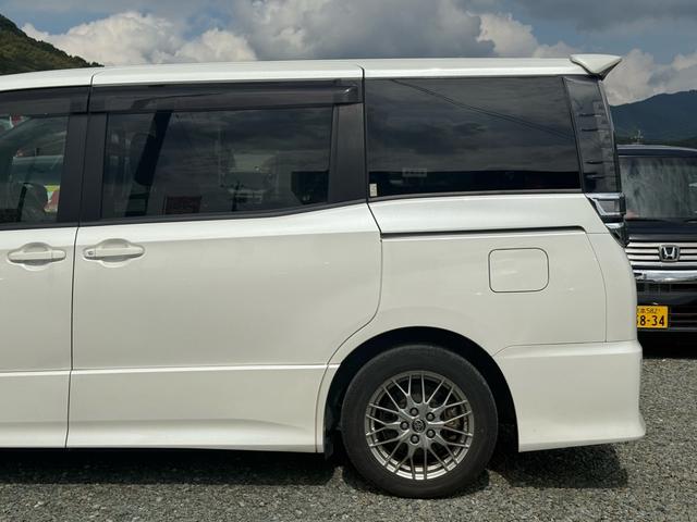 ヴォクシー ハイブリッドＺＳ　セーフティセンスＣ　ＴＲＤエアロ　純正１０インチナビ　後席モニター　フルセグ　バックカメラ　両側パワースライドドア　クルーズコントロール　ＬＥＤオートライト　シートヒーター　スマートキー（8枚目）