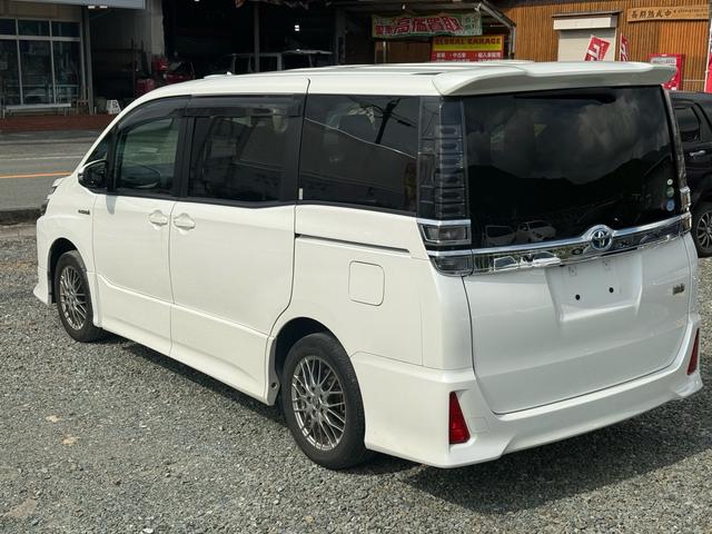 ヴォクシー ハイブリッドＺＳ　セーフティセンスＣ　ＴＲＤエアロ　純正１０インチナビ　後席モニター　フルセグ　バックカメラ　両側パワースライドドア　クルーズコントロール　ＬＥＤオートライト　シートヒーター　スマートキー（9枚目）