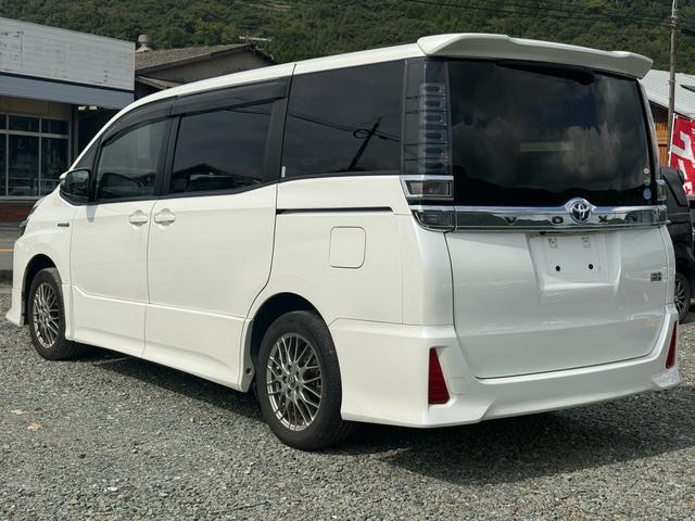 ヴォクシー ハイブリッドＺＳ　セーフティセンスＣ　ＴＲＤエアロ　純正１０インチナビ　後席モニター　フルセグ　バックカメラ　両側パワースライドドア　クルーズコントロール　ＬＥＤオートライト　シートヒーター　スマートキー（10枚目）