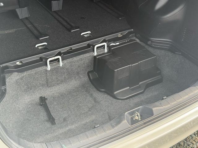 ヴォクシー ハイブリッドＺＳ　セーフティセンスＣ　ＴＲＤエアロ　純正１０インチナビ　後席モニター　フルセグ　バックカメラ　両側パワースライドドア　クルーズコントロール　ＬＥＤオートライト　シートヒーター　スマートキー（71枚目）