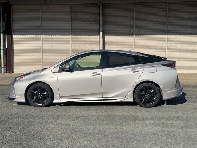 プリウス Ｓセーフティプラス　純正ナビ　ｔｏｙｏｔａチームメイト　新品フルエアロＦ・Ｓ・Ｒ　バックカメラ　ビルトインＥＴＣ　レーダークルーズコントロール　衝突軽減ブレーキ　横滑り防止　スマートキー　プッシュスタート　オートライト（2枚目）