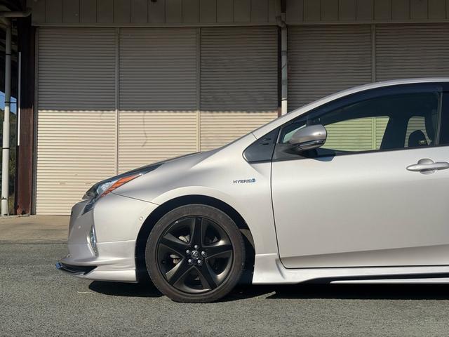 プリウス Ｓセーフティプラス　純正ナビ　ｔｏｙｏｔａチームメイト　新品フルエアロＦ・Ｓ・Ｒ　バックカメラ　ビルトインＥＴＣ　レーダークルーズコントロール　衝突軽減ブレーキ　横滑り防止　スマートキー　プッシュスタート　オートライト（3枚目）