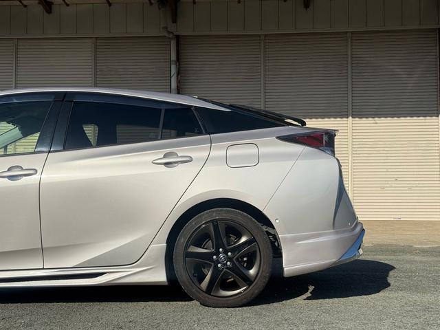プリウス Ｓセーフティプラス　純正ナビ　ｔｏｙｏｔａチームメイト　新品フルエアロＦ・Ｓ・Ｒ　バックカメラ　ビルトインＥＴＣ　レーダークルーズコントロール　衝突軽減ブレーキ　横滑り防止　スマートキー　プッシュスタート　オートライト（4枚目）
