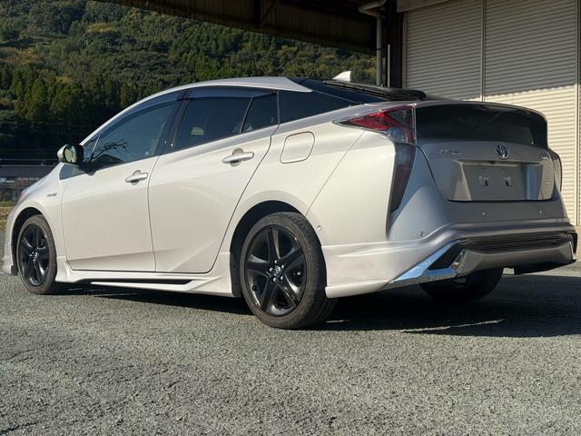 プリウス Ｓセーフティプラス　純正ナビ　ｔｏｙｏｔａチームメイト　新品フルエアロＦ・Ｓ・Ｒ　バックカメラ　ビルトインＥＴＣ　レーダークルーズコントロール　衝突軽減ブレーキ　横滑り防止　スマートキー　プッシュスタート　オートライト（8枚目）