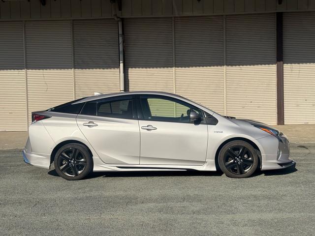 プリウス Ｓセーフティプラス　純正ナビ　ｔｏｙｏｔａチームメイト　新品フルエアロＦ・Ｓ・Ｒ　バックカメラ　ビルトインＥＴＣ　レーダークルーズコントロール　衝突軽減ブレーキ　横滑り防止　スマートキー　プッシュスタート　オートライト（12枚目）