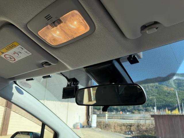 シエンタ ハイブリッドG クエロ 12.1インチ後席モニター 全方位モニター TSS オートハイビーム 両側パワースライドドア 純正ナビ 衝突軽減ブレーキ ハーフレザーシート LEDヘッドライト シートヒーター バックカメラ ドラレコ(65枚目)