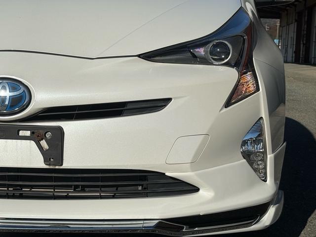 プリウス Ｓツーリングセレクション　新品１８インチアルミ＆タイヤ　フルエアロ　黒革シート　ＴＶナビ　バックカメラ　クルコン　シートヒーター　ＣＤ再生　ＤＶＤ視聴可　Ｂｌｕｅｔｏｏｔｈ接続　アイドリングストップ機能　オートライト　革ステア（4枚目）