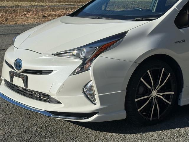 プリウス Ｓツーリングセレクション　新品１８インチアルミ＆タイヤ　フルエアロ　黒革シート　ＴＶナビ　バックカメラ　クルコン　シートヒーター　ＣＤ再生　ＤＶＤ視聴可　Ｂｌｕｅｔｏｏｔｈ接続　アイドリングストップ機能　オートライト　革ステア（8枚目）