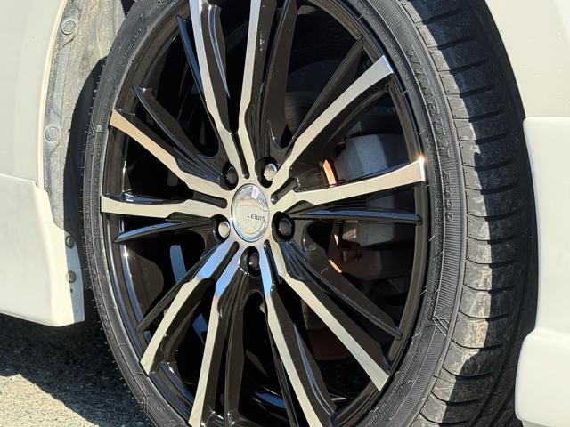 プリウス Ｓツーリングセレクション　新品１８インチアルミ＆タイヤ　フルエアロ　黒革シート　ＴＶナビ　バックカメラ　クルコン　シートヒーター　ＣＤ再生　ＤＶＤ視聴可　Ｂｌｕｅｔｏｏｔｈ接続　アイドリングストップ機能　オートライト　革ステア（11枚目）