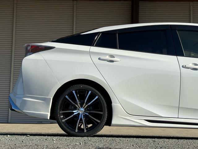 プリウス Ｓツーリングセレクション　新品１８インチアルミ＆タイヤ　フルエアロ　黒革シート　ＴＶナビ　バックカメラ　クルコン　シートヒーター　ＣＤ再生　ＤＶＤ視聴可　Ｂｌｕｅｔｏｏｔｈ接続　アイドリングストップ機能　オートライト　革ステア（17枚目）