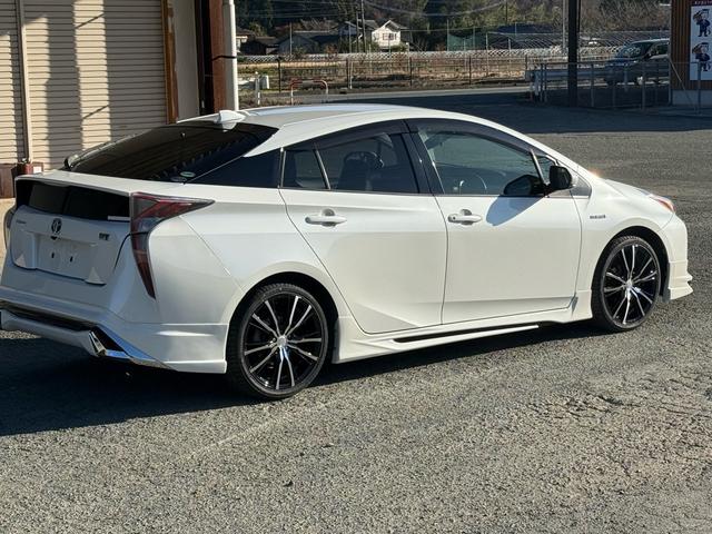 プリウス Ｓツーリングセレクション　新品１８インチアルミ＆タイヤ　フルエアロ　黒革シート　ＴＶナビ　バックカメラ　クルコン　シートヒーター　ＣＤ再生　ＤＶＤ視聴可　Ｂｌｕｅｔｏｏｔｈ接続　アイドリングストップ機能　オートライト　革ステア（20枚目）