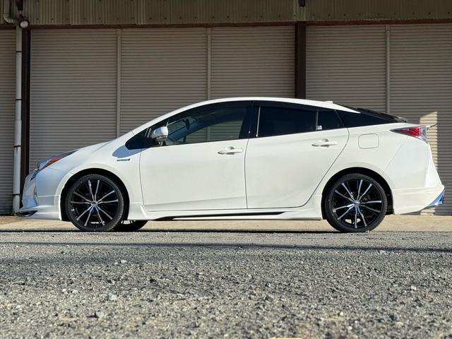 プリウス Ｓツーリングセレクション　新品１８インチアルミ＆タイヤ　フルエアロ　黒革シート　ＴＶナビ　バックカメラ　クルコン　シートヒーター　ＣＤ再生　ＤＶＤ視聴可　Ｂｌｕｅｔｏｏｔｈ接続　アイドリングストップ機能　オートライト　革ステア（22枚目）