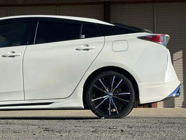 プリウス Ｓツーリングセレクション　新品１８インチアルミ＆タイヤ　フルエアロ　黒革シート　ＴＶナビ　バックカメラ　クルコン　シートヒーター　ＣＤ再生　ＤＶＤ視聴可　Ｂｌｕｅｔｏｏｔｈ接続　アイドリングストップ機能　オートライト　革ステア（23枚目）