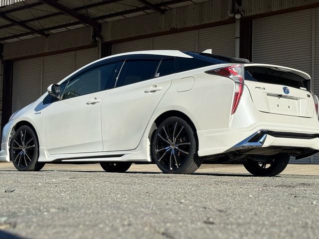 プリウス Ｓツーリングセレクション　新品１８インチアルミ＆タイヤ　フルエアロ　黒革シート　ＴＶナビ　バックカメラ　クルコン　シートヒーター　ＣＤ再生　ＤＶＤ視聴可　Ｂｌｕｅｔｏｏｔｈ接続　アイドリングストップ機能　オートライト　革ステア（28枚目）