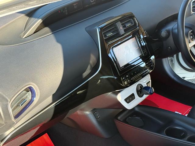 プリウス Ｓツーリングセレクション　新品１８インチアルミ＆タイヤ　フルエアロ　黒革シート　ＴＶナビ　バックカメラ　クルコン　シートヒーター　ＣＤ再生　ＤＶＤ視聴可　Ｂｌｕｅｔｏｏｔｈ接続　アイドリングストップ機能　オートライト　革ステア（36枚目）